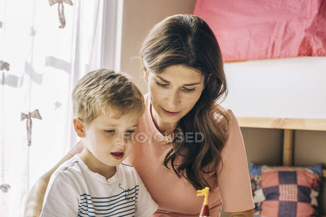 Madre e figlio giocare a casa — Foto stock
