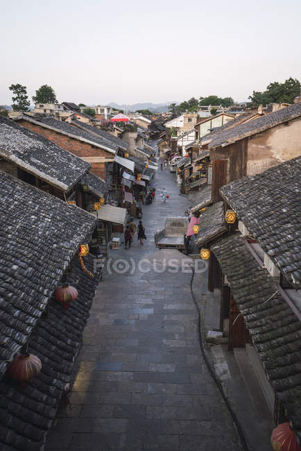 China, Qinyang, Ciudad Antigua, callejón y casas - foto de stock