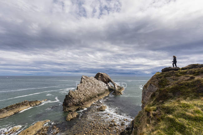 Regno Unito, Scozia, Portknockie, turista a Bow Fiddle Rock arco naturale — Foto stock
