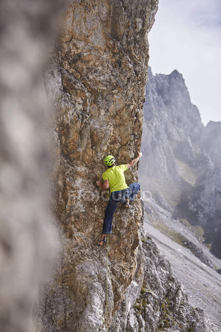 Austria, Innsbruck, Nordkette, hombre escalando en la pared de roca - foto de stock