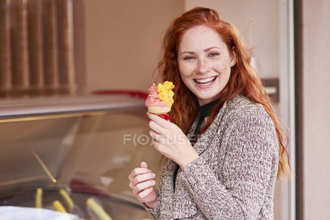 Retrato de mulher ruiva feliz com cone de sorvete — Fotografia de Stock