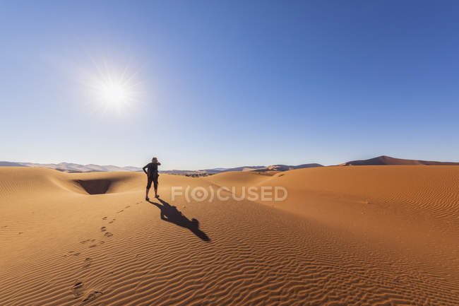 Africa, Namibia, Namib deserto, Parco nazionale di Naukluft, passeggiata turistica femminile sulle dune — Foto stock