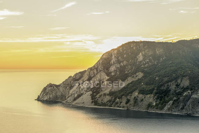 Italia, Cinque Terre, Cinque Terre, costa e Mar Ligure al tramonto — Foto stock