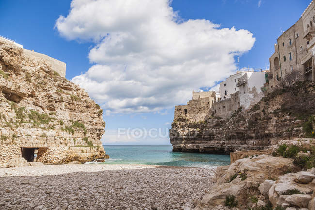 Italia, Puglia, Polognano a Mare, veduta dalla spiaggia all'orizzonte — Foto stock
