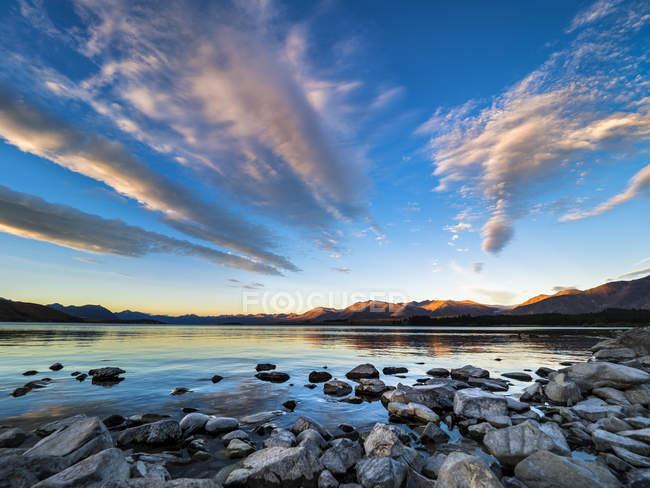 Нова Зеландія, Південний острів, Кентербері регіоні, озеро Текапо на заході сонця — стокове фото
