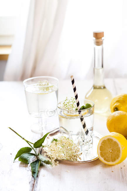 Lunettes de limonade de sureau maison avec tranche de citron — Photo de stock