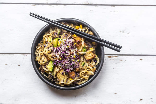 Mie noodles with tofu, zucchini, maize and red sprouts — Stock Photo