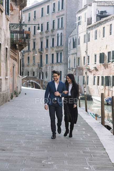 Італія, Венеція, щаслива пара, що ходить містом. — стокове фото