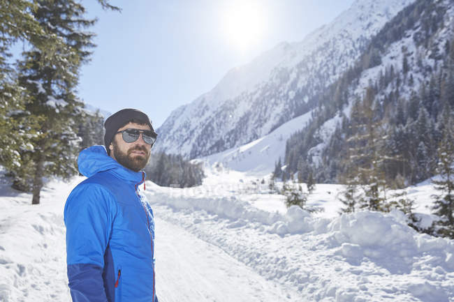 Ritratto dell'uomo nel paesaggio innevato — Foto stock