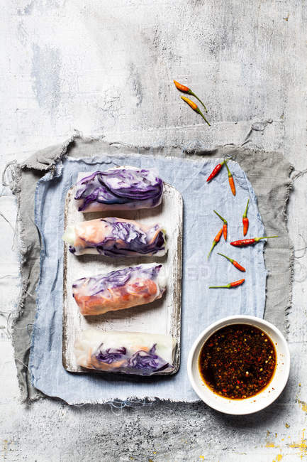 Vegane Reispapier-Wraps (vietnamesische Sommerrollen), gefüllt mit Kohl, Karotten, Paprika, Reisnudeln und Dip-Sauce — Stockfoto