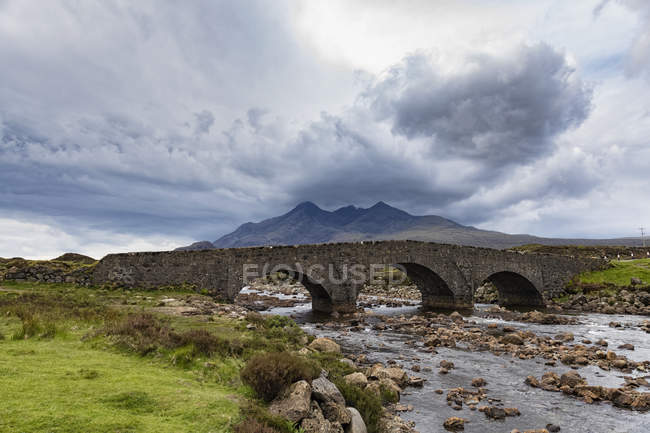 Royaume-Uni, Écosse, Hébrides intérieures, île de Skye, Kyle Akin et le pont Skye du Plock — Photo de stock