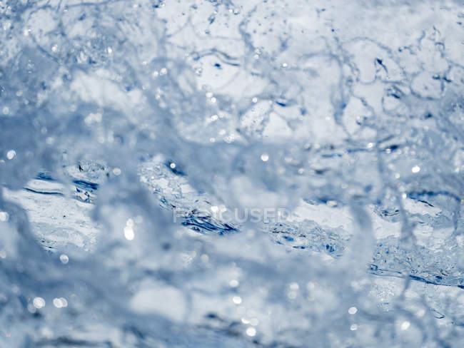 Imagen de marco completo de salpicaduras de agua azul - foto de stock