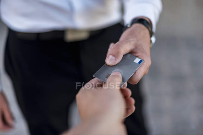 Close-up do empresário entregando o cartão de crédito — Fotografia de Stock