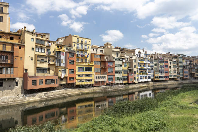 España, Girona, hilera de casas a orillas del río - foto de stock