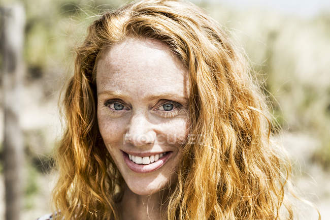 Портрет улыбающейся рыжей женщины — стоковое фото