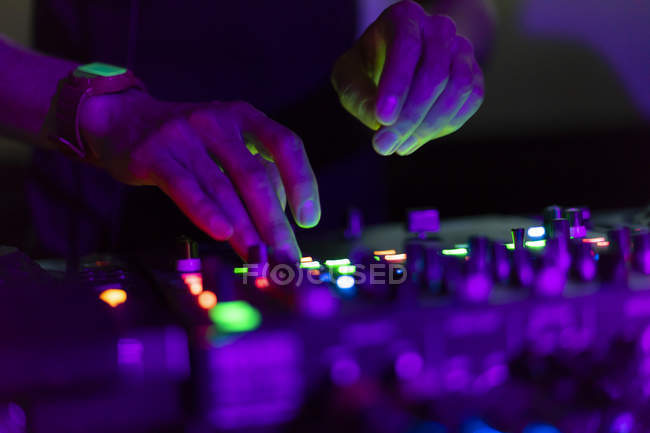 DJ travaillant sur table de mixage — Photo de stock