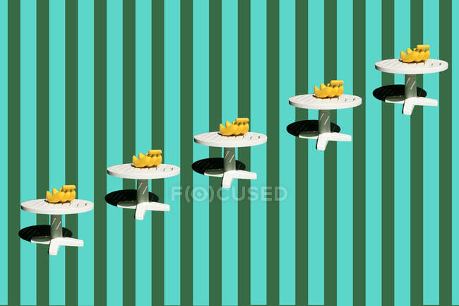 Representación 3D, mesa y plátanos, miniatura, repetición - foto de stock
