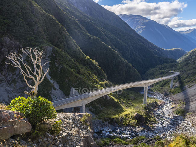 Neuseeland, Südinsel, Canterbury-Region, Arthurpass-Nationalpark, Brücke am Arthurpass — Stockfoto