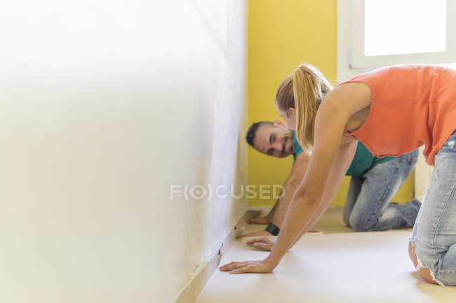 Пара готує кімнату в новому будинку для ремонту — стокове фото