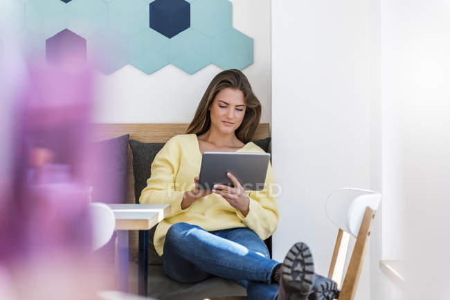 Entspannte junge Frau mit Tablet im Café — Stockfoto
