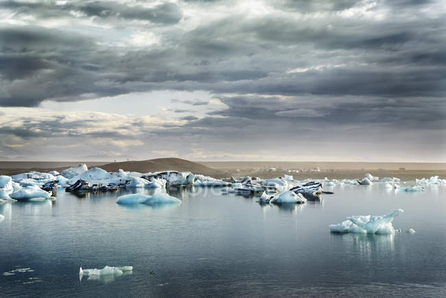 Islanda, sud dell'Islanda, lago ghiacciaio di Joekulsarlon, iceberg — Foto stock