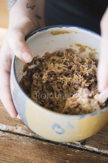 Ciotola per donna con la mano di pastella preparata per biscotti vegani fatti in casa, primo piano — Foto stock