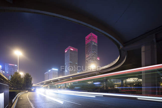 Китай, Пекин, Центральный деловой район и движение ночью — стоковое фото
