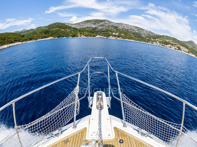 Хорватия, Адриатическое побережье, Далмация, Хвар, лук моторной яхты — стоковое фото
