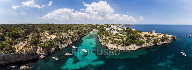 Espagne, Îles Baléares, Majorque, Llucmajor, Vue aérienne de la baie de Cala Pi et Torre de Cala Pi — Photo de stock