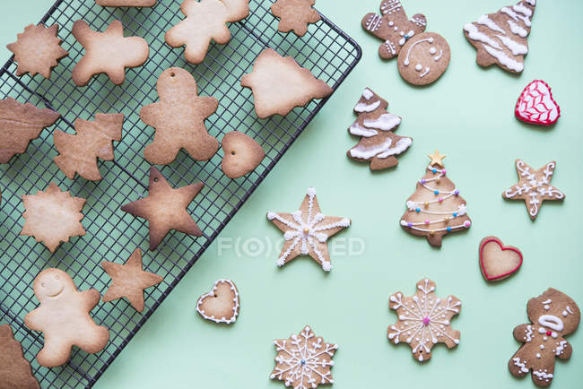 Unfinished and decorated gingerbread cookies — Stock Photo
