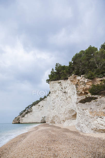 Italia, Vieste, playa vacía de Vignanotica en un día lluvioso de invierno - foto de stock