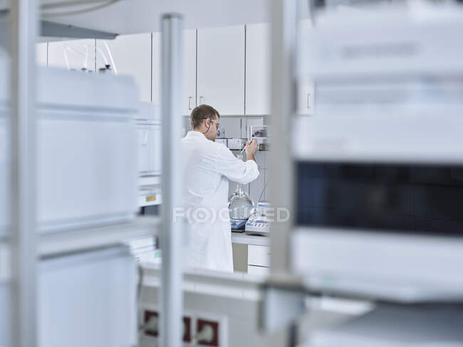Farmacista che lavora in laboratorio — Foto stock