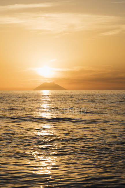 Italien, Kalabrien, Tropen, Tyrrhenisches Meer, Blick auf Vulkaninsel Stromboli gegen die Sonne — Stockfoto