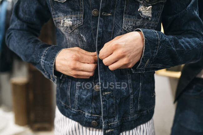 Homem experimentando novo casaco de ganga — Fotografia de Stock