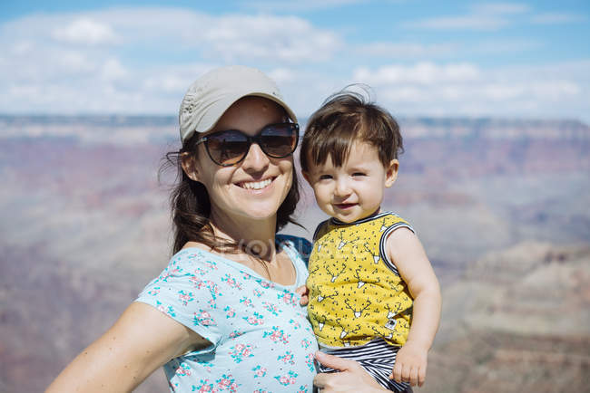США, Аризона, Национальный парк Гранд Каньон, Гранд Каньон, Портрет матери и маленькой дочери — стоковое фото