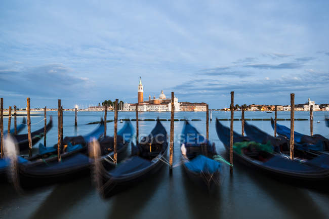 Italie, Venise, Gondolas à San Giorgio Maggiore la nuit — Photo de stock