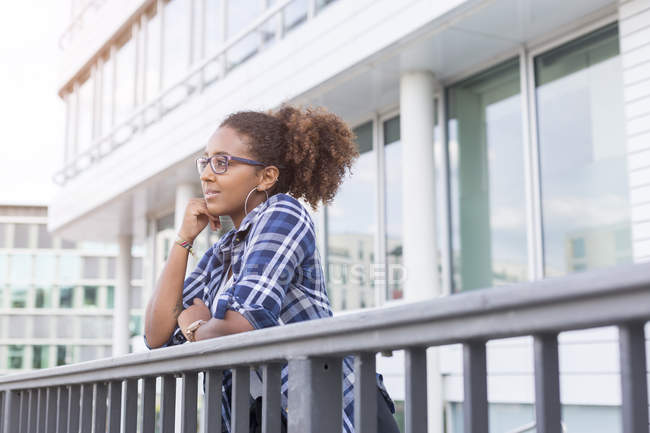 Portrait de jeune femme afro-américaine portant des lunettes — Photo de stock