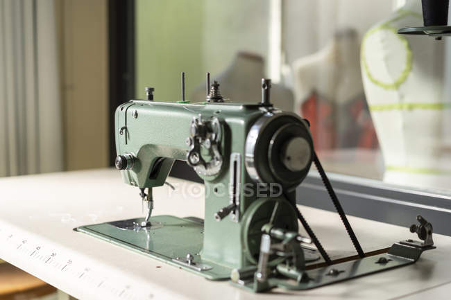 Швейні машини моделі в студії Fashion дизайнера — стокове фото