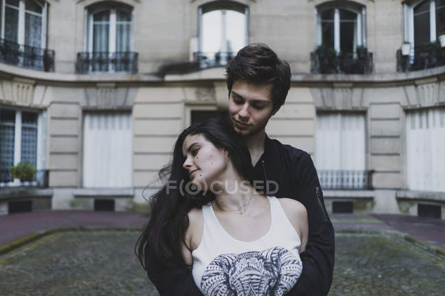 Giovane coppia innamorata di fronte all'edificio — Foto stock