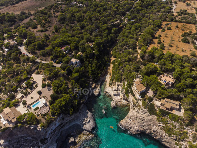 Испания, Балеарские острова, Майорка, Вид с воздуха на Cala Llombards — стоковое фото