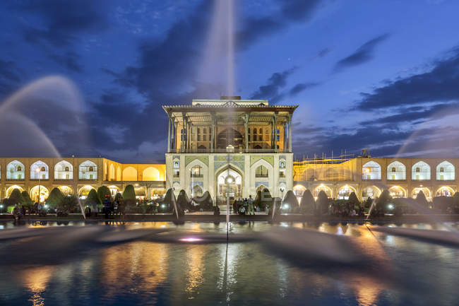 Iran, isfahan provinz, isfahan, aali qapu palast zur blauen stunde — Stockfoto