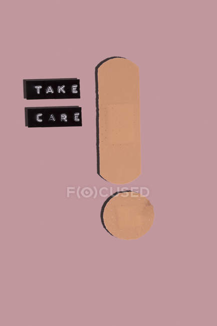 Attention avec le point d'exclamation du pansement, rendu 3D — Photo de stock
