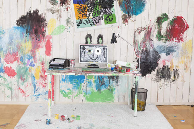 Oficina pintada con colorida pintura de dedos - foto de stock