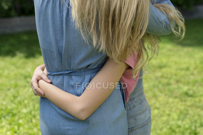 Madre e figlia che si abbracciano — Foto stock