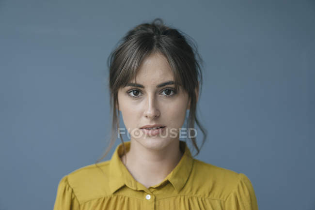 Porträt einer jungen Frau in einer gelben Bluse — Stockfoto