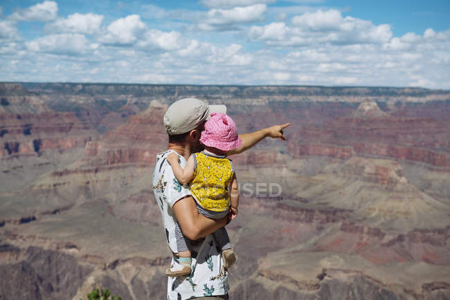 Уса, Аризона, Національний парк Гранд-Каньйон, батько і маленька дівчинка, які насолоджуються краєвидом. — стокове фото