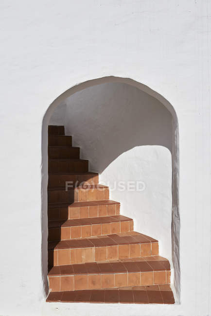Espanha, Menorca, parede branca com arco e escadaria atrás — Fotografia de Stock