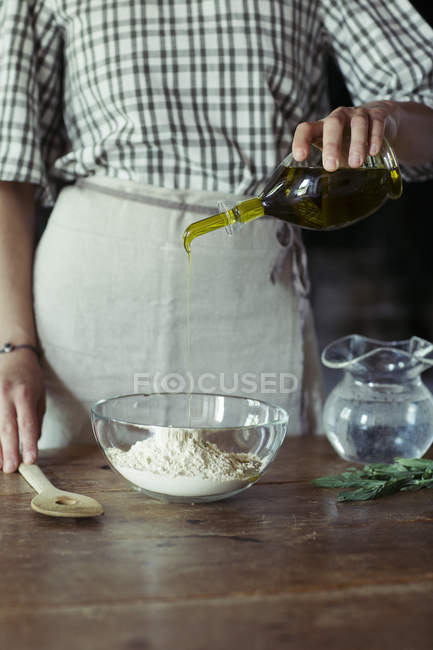Junge Frau in der Küche bereitet Teig für frischen Kichererbsenkuchen zu — Stockfoto