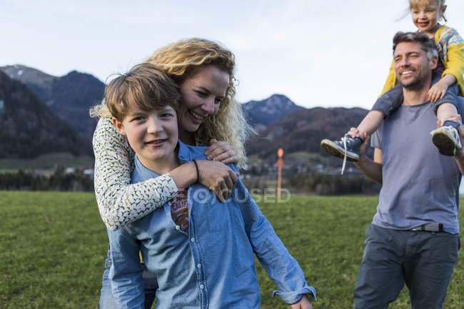 Austria, Tirolo, Walchsee, felice escursione in famiglia su un prato alpino — Foto stock