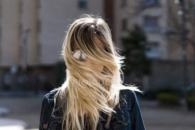 Ritratto di giovane donna con capelli che soffiano — Foto stock
